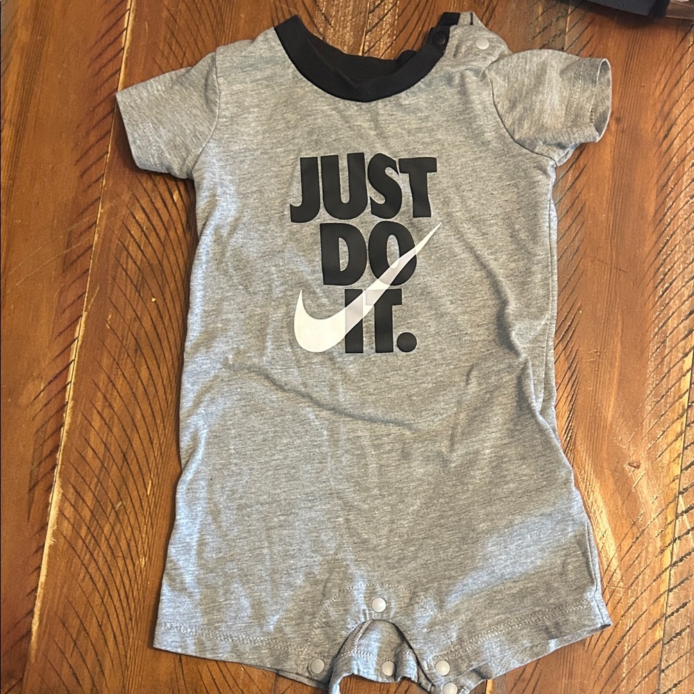 Nike Gray Baby Romper with Black Accents size 0-6 months